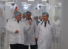 Анатолий Локоть посетил фармацевтическую компанию ПФК «Обновление»
